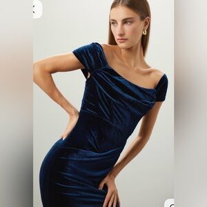 Luxurious One-Shoulder Velvet Dress in Deep red